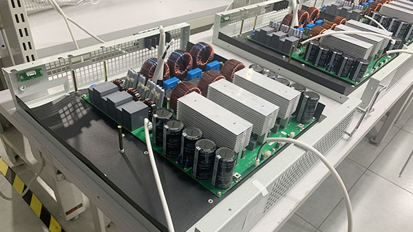 Hva er arbeidsprinsippet for en statisk reaktiv kraftgenerator?