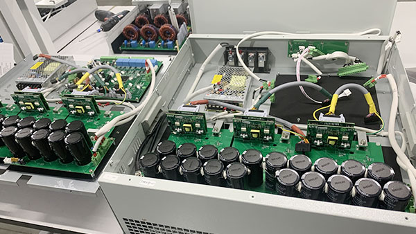 Har en statisk reaktiv kraftgenerator funksjon av en kondensator?